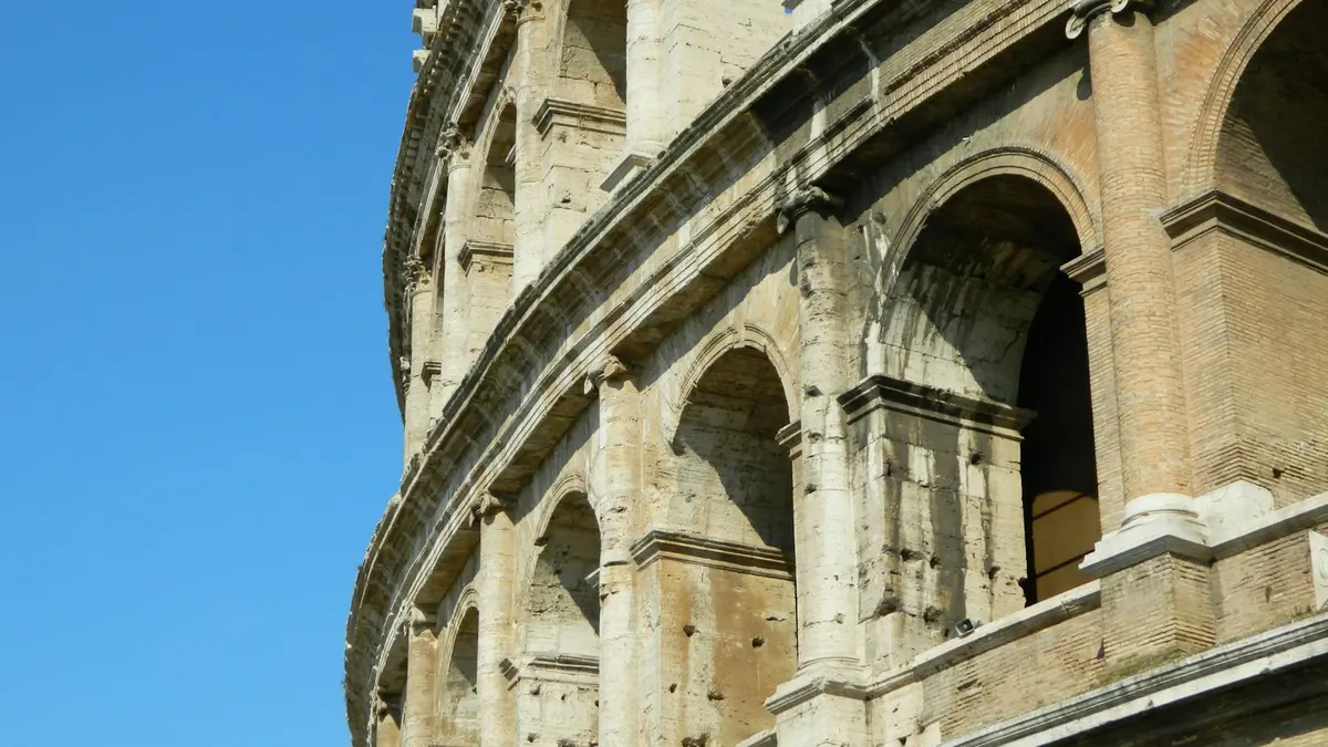 Coliseo Romano al amanecer con luz dorada Roma